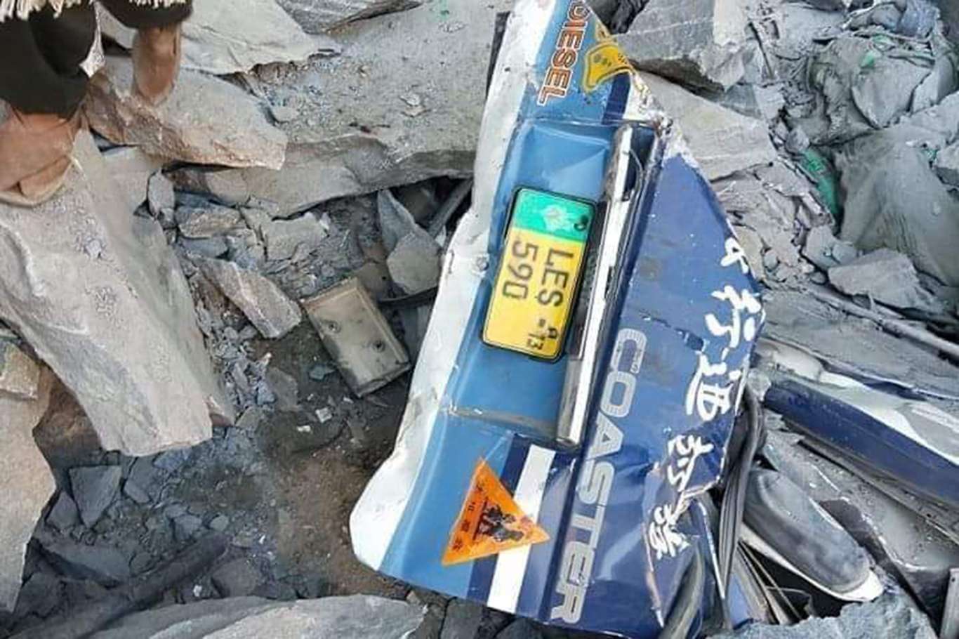 Pakistan'daki heyelanda minibüs toprağın altında kaldı: 10 ölü
